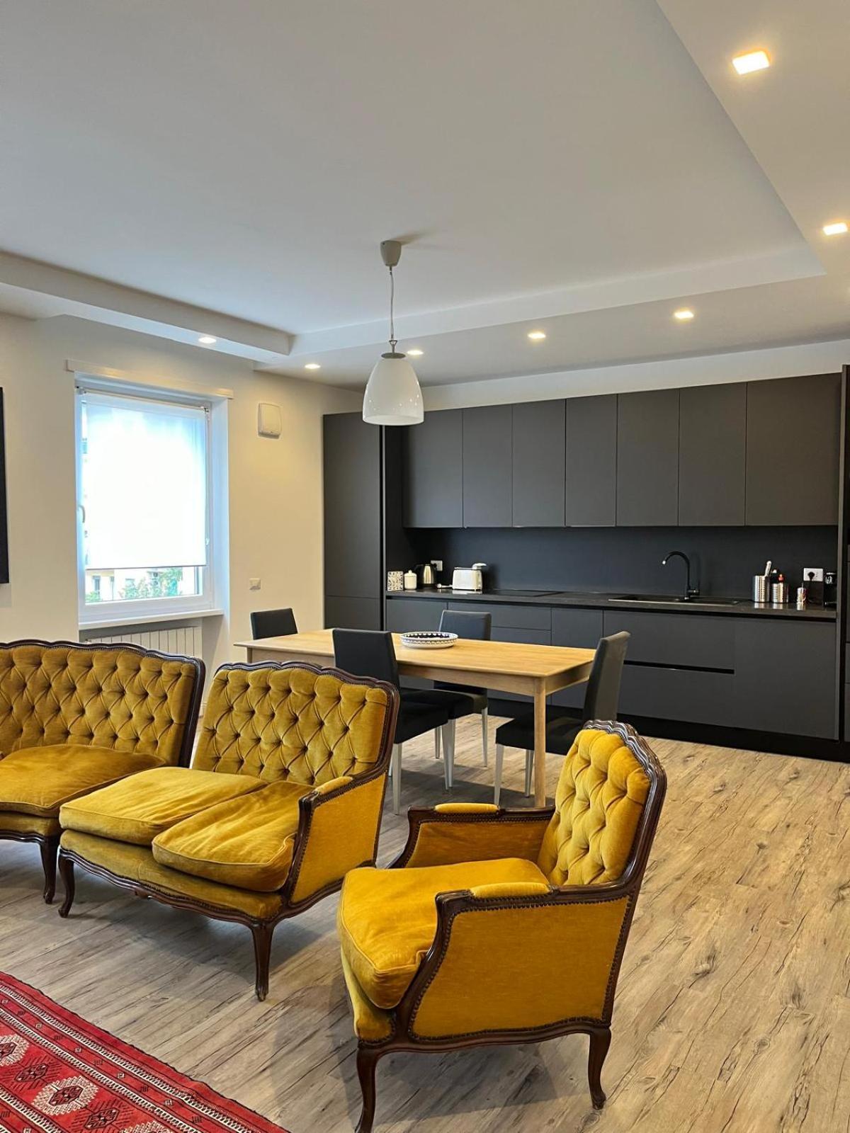 Apartment On The Square Рим Екстериор снимка
